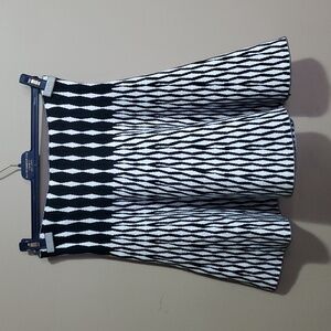 Max studio black and white a line knit skirt size medium/large